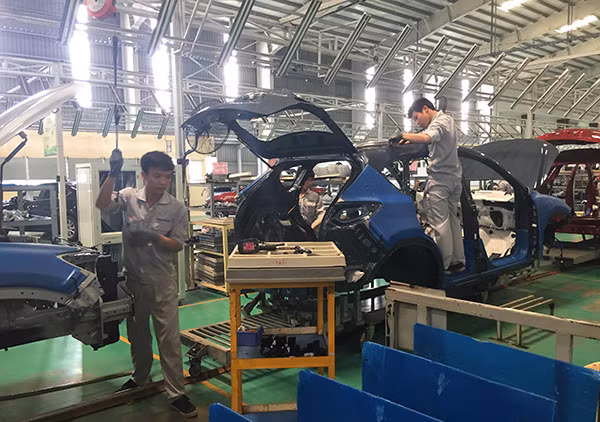 Chính phủ dành nhiều ưu đãi để doanh nghiệp trong nước rút ngắn khoảng cách 20% mà giá xe trong nước đang cao hơn xe nhập khẩu. Chính phủ dành nhiều ưu đãi để doanh nghiệp trong nước rút ngắn khoảng cách 20% mà giá xe trong nước đang cao hơn xe nhập khẩu.