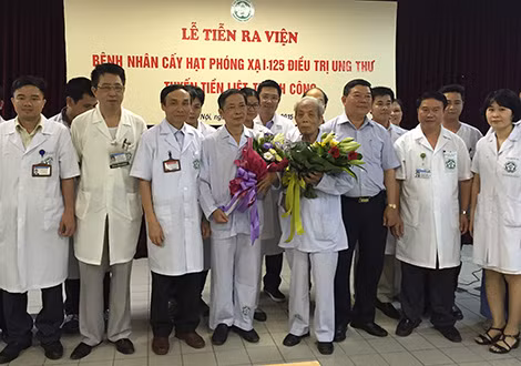 Tiễn 2 bệnh nhân bị ung thư tiền liệt tuyến được điều trị thành công ra viện.