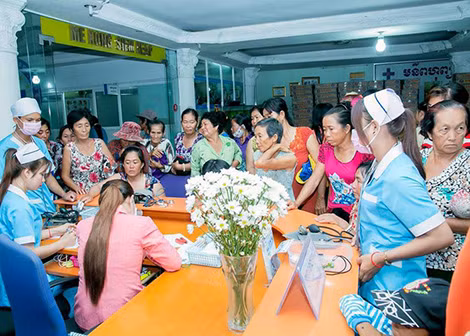 Bác sĩ Sarieng đang giải thích cho mộåt bệnh nhân người Việt rằng việc điều trị, ăn uống hoàn toàn miễn phí.