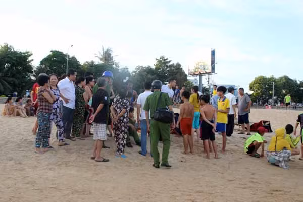 Người nhà nạn nhân đã đến xin được đưa thi thể ông Tấn về để an táng.