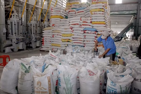 Thủy sản, gạo đã gặp không ít khó khăn tại thị trường xuất khẩu.