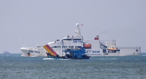 Cướp biển quay đầu bỏ chạy khi thấy trực thăng Nga ảnh 3