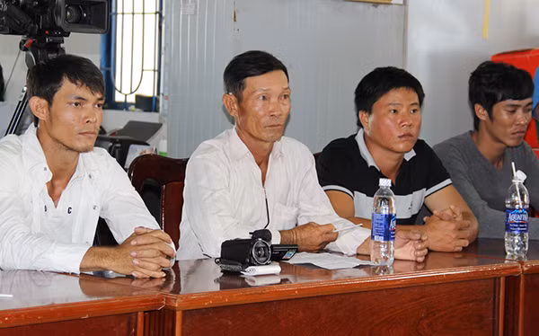 Ba thanh niên oan sai cùng người thân đến nghe lời xin lỗi từ đại diện Viện KSND huyện Bình Chánh.