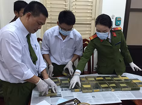 Giám định tang vật trong một vụ án buôn bán trái phép chất ma túy.