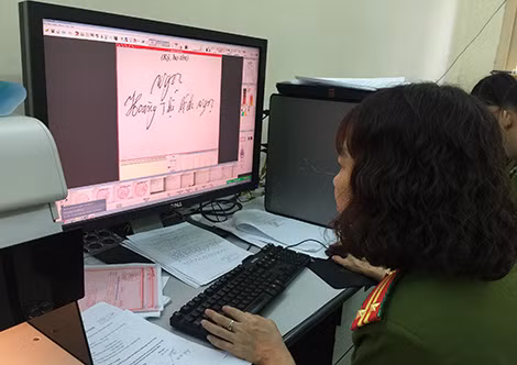 Công tác giám định chữ viết góp phần truy nguyên thủ phạm trong các vụ án hình sự.