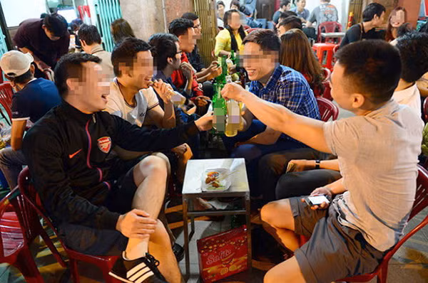 Hơn 70% đàn ông Việt Nam uống rượu bia hàng ngày.