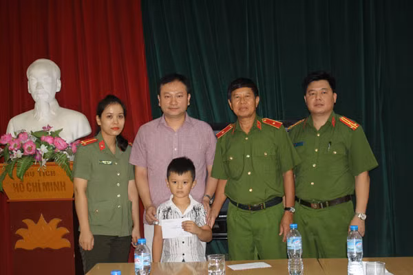 Thiếu tướng Vũ Hùng Vương tặng quà cho cháu Đỗ Nguyễn Đăng Minh nhân dịp năm học mới.