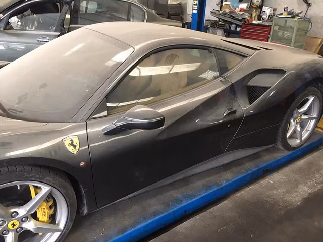 Dù thuộc diện siêu xe mới tại Việt Nam nhưng chiếc Ferrari 488 GTB màu xám cũng từng gây choáng nhiều người với lớp bụi dày ở ngoại thất.
