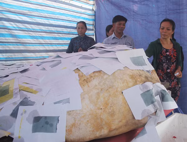 Người dân làm nghi lễ an táng cá Bà Bằng.