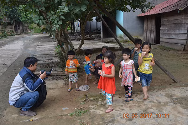 Những đứa trẻ ở thôn TĐC Nước Lang không có lớp mẫu giáo để học.