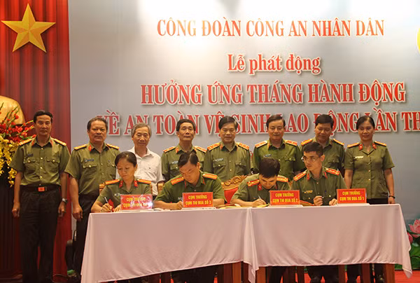 Trung tướng Nguyễn Xuân Mười, Phó Tổng cục trưởng Tổng cục Chính trị CAND cùng các vị đại biểu chứng kiến ký kết giao ước thi đua của 4 cụm thi đua công đoàn cấp trên trực tiếp cơ sở. Trung tướng Nguyễn Xuân Mười, Phó Tổng cục trưởng Tổng cục Chính trị CAND cùng các vị đại biểu chứng kiến ký kết giao ước thi đua của 4 cụm thi đua công đoàn cấp trên trực tiếp cơ sở.