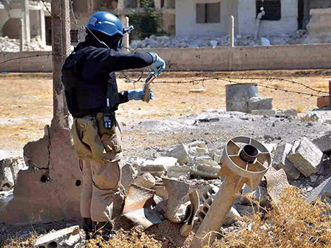 Một chuyên gia Liên Hiệp Quốc lấy mẫu điều tra vũ khí hóa học tại Syria.