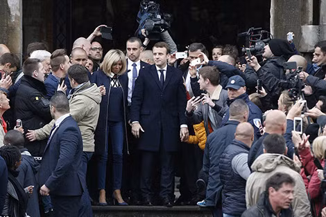 Ông Macron và vợ được nhiều người dân Pháp chúc mừng. Ảnh: Daily Mail.