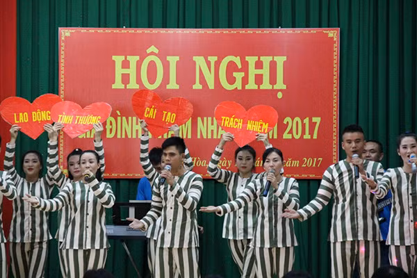 Phạm nhân Trại giam A2 biễu diễn văn nghệ tại hội nghị.