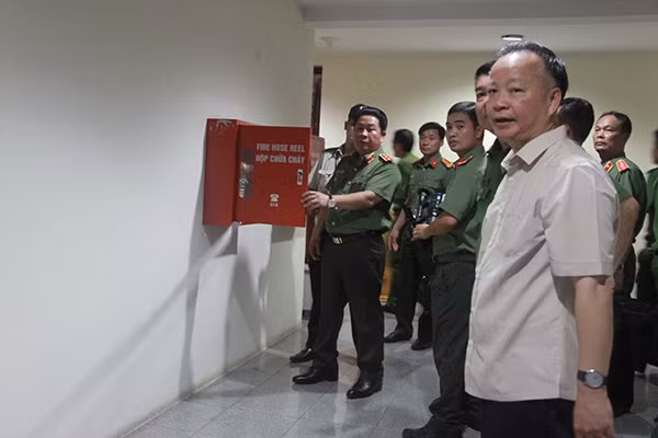Thứ trưởng Bùi Văn Thành, đồng chí Nguyễn Văn Sửu kiểm tra hệ thống vòi nước chữa cháy. Thứ trưởng Bùi Văn Thành, đồng chí Nguyễn Văn Sửu kiểm tra hệ thống vòi nước chữa cháy.