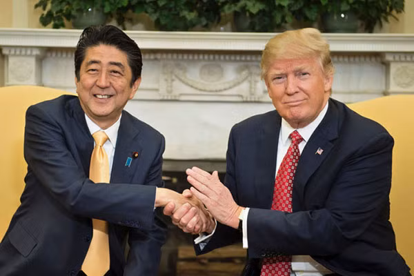 Cái bắt tay ngoại giao kéo dài tới 19 giây giữa Tổng thống Trump (phải) và Thủ tướng Abe. Ảnh: Getty Images.