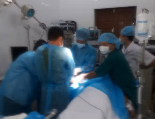 Các bác sĩ bệnh xá đảo Trường Sa lớn phẫu thuật cho ngư dân Quý. Ảnh Trường Sa.