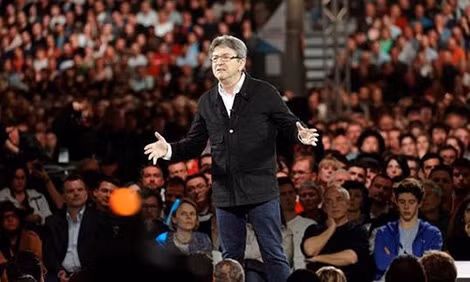 Jean-Luc Mélenchon trước đám đông cử tri ở thành phố Lille.