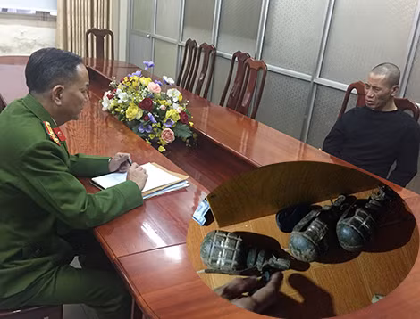 Khám xét nhà đối tượng Lê Cao Long thu giữ rất nhiều vũ khí nóng.