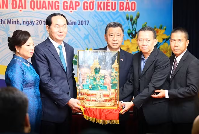 Kiều bào Thái Lan tặng Phật ngọc cho Chủ tịch nước Trần Đại Quang.
