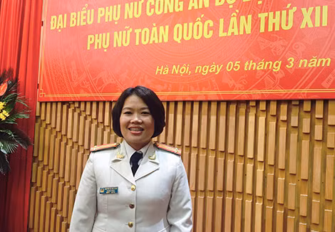 Trung tá Nguyễn Thị Thu Hằng - đại biểu đại diện phụ nữ tiêu biểu của Bộ Công an được tuyên dương trong ĐH Đại biểu phụ nữ toàn quốc lần thứ XII. Trung tá Nguyễn Thị Thu Hằng - đại biểu đại diện phụ nữ tiêu biểu của Bộ Công an được tuyên dương trong ĐH Đại biểu phụ nữ toàn quốc lần thứ XII.