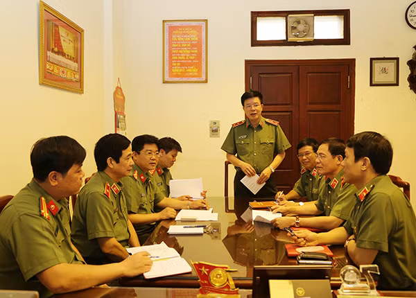 Trung tướng Nguyễn Danh Cộng, Chánh Văn phòng Bộ chủ trì cuộc họp với lãnh đạo chủ chốt, thực hiện đổi mới công tác tham mưu.