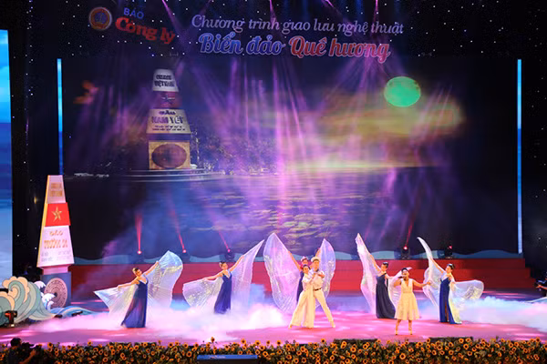 Khán giả được thưởng thức những ca khúc nổi tiếng về biển đảo, quê hương đất nước.