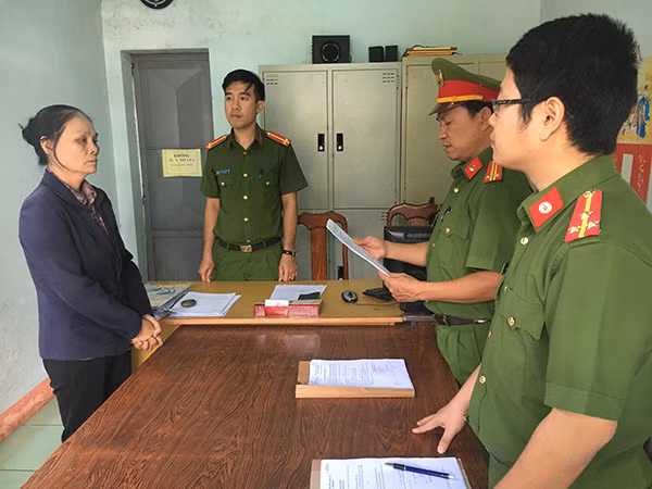 Cơ quan Công an đọc lệnh bắt 2 đối tượng Hồng và Lý.