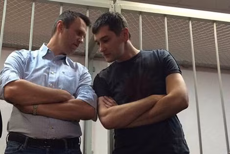 Hai anh em Aleksei và Oleg Navalny tại phiên tòa tháng 12-2014. Ảnh: BBC.