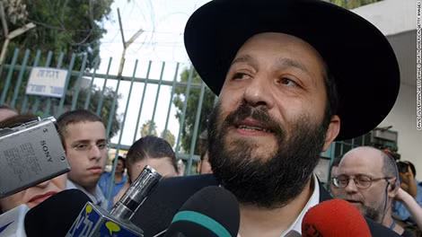 Bộ trưởng Nội vụ Israel Aryeh Deri trả lời báo chí sau khi mãn hạn tù bên ngoài nhà giam Ma'asiyahu năm 2002.
