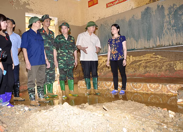 Đồng chí Bộ trưởng Bộ Tài nguyên và Môi trường Trần Hồng Hà và đồng chí Đỗ Đức Duy – Chủ tịch UBND tỉnh kiểm tra công tác khắc phục hậu quả lũ quét.
