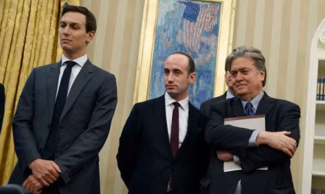 Miller (giữa) cùng các cố vấn của ông Trump tại Nhà Trắng.