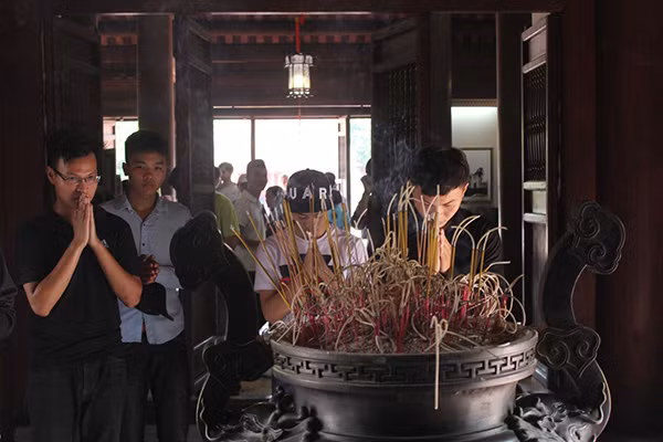 Phần lớn các em học sinh đều đi thành từng nhóm đến Văn Miếu.