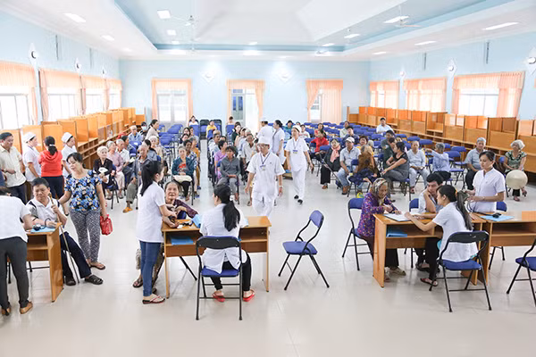 Bệnh viện huyện Củ Chi khám chữa bệnh miễn phí cho bà con diện khó khăn và neo đơn, chính sách.