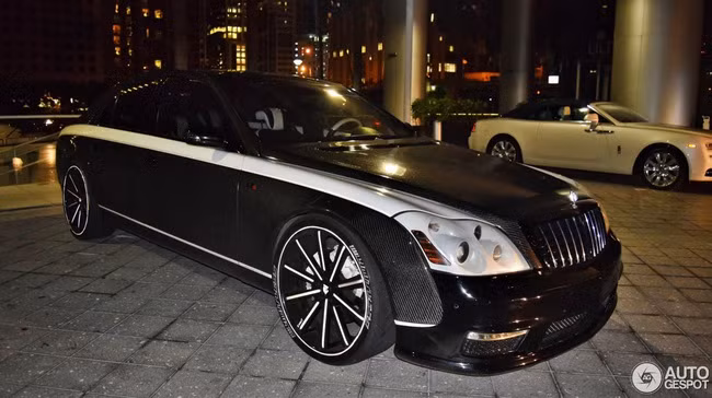 Sau một thời gian dài "im hơi, lặng tiếng", chiếc Maybach 57S độ Knight Luxury này đã bất ngờ bị bắt gặp khi đang đỗ bên ngoài khách sạn Epic Hotel tại thành phố Miami, bang Florida, Mỹ.