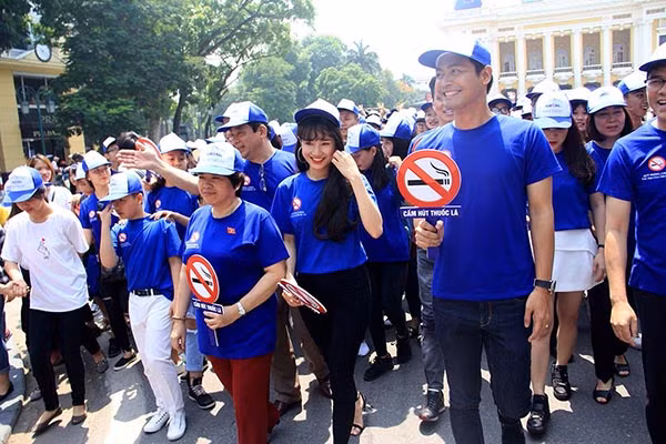 Nhiều nghệ sỹ, người dân cùng đi bộ để kêu gọi cộng đồng không hút thuốc lá.