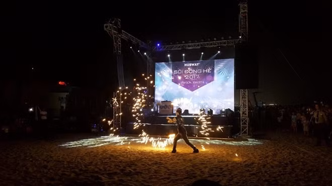 Trên nền nhạc EDM sôi động, âm thanh rực rỡ, mỗi màn tung hứng giật gân của Duy Khánh nhận được những tràng pháo tay cổ vũ nồng nhiệt từ phía khán giả.