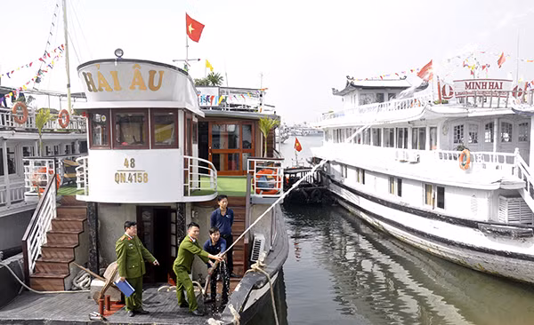 Kiểm tra, hướng dẫn thuyền viên các phương tiện tàu lưu trú thực hiện các quy định về PCCC.