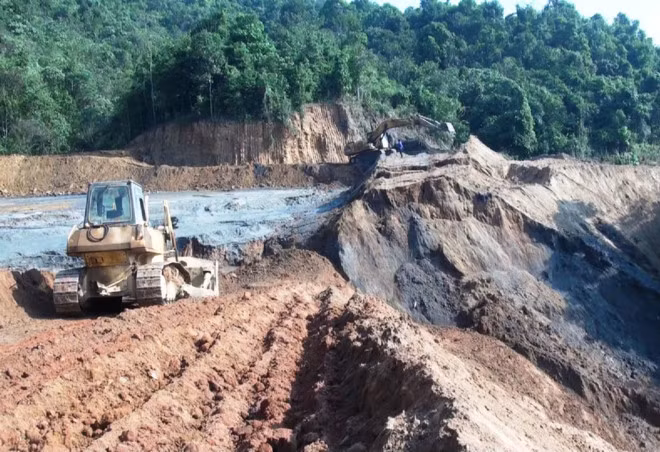Sự cố vỡ đập khiến bùn thải chảy tràn xuống suối Nậm Huống.