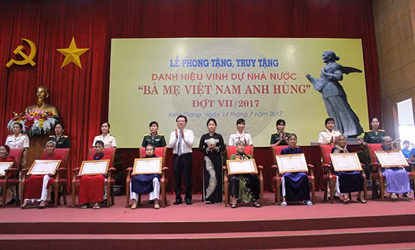 Đồng chí Nguyễn Thanh Nghị, UVTW Đảng, Bí Thư Tỉnh ủy Kiên Gang và đồng chí Đặng Tuyết Em, Phó Bí thư Thường trực Tỉnh ủy, Chủ tịch HĐND tỉnh Kiên Giang trao danh hiệu "Bà mẹ Việt Nam Anh hùng" cho các mẹ.