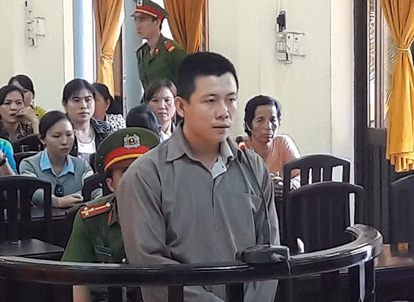 Bị cáo Lê Hoàng Ngởi trước phiên toàn sáng ngày 21-3.
