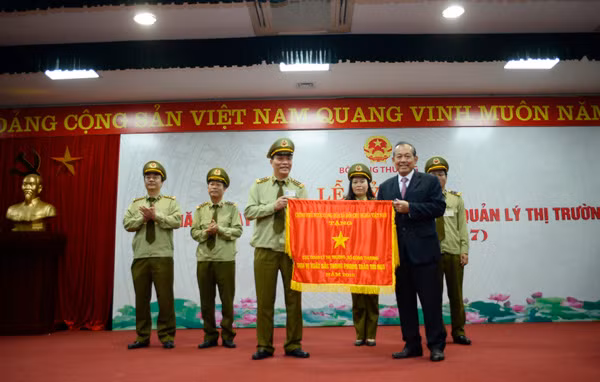 ... và trao cờ thi đua cho lực lượng Quản lý thị trường.