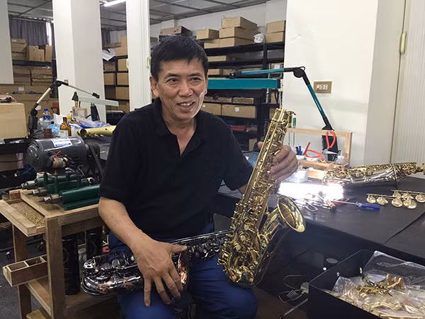 Ông Tsung-Yao Chang giới thiệu về quy trình sản xuất kèn saxophone.