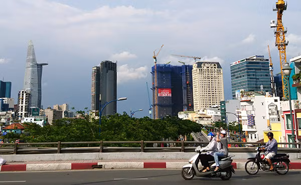 TP Hồ Chí Minh đã “thay da đổi thịt” với những tòa cao ốc hiện đại mọc lên sừng sững. TP Hồ Chí Minh đã “thay da đổi thịt” với những tòa cao ốc hiện đại mọc lên sừng sững.
