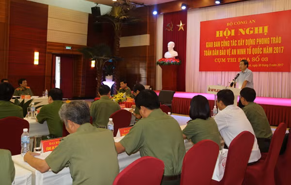 Đồng chí Phó Chủ tịch UBND tỉnh Hòa Bình Bùi Văn Cửu phát biểu tại Hội nghị.