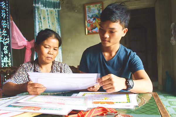Chị Phượng luôn tự hào về thành tích học tập của các con mình.