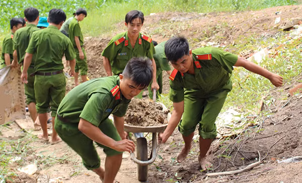 Tuổi trẻ CAND giúp đỡ nhân dân làm đường giao thông nông thôn. Tuổi trẻ CAND giúp đỡ nhân dân làm đường giao thông nông thôn.
