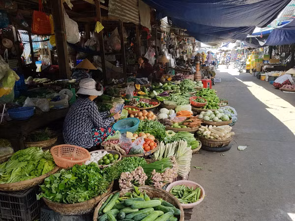 Rau xanh khan nguồn cung khiến giá tăng cao.
