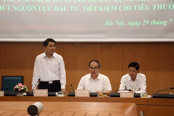 Lãnh đạo TP Hà Nội và TP Hồ Chí Minh chia sẻ kinh nghiệm về quản lý hành chính. Ảnh: Huy Kiên.