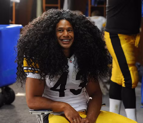 Troy Polamalu chăm chăm bảo hiểm mái tóc.